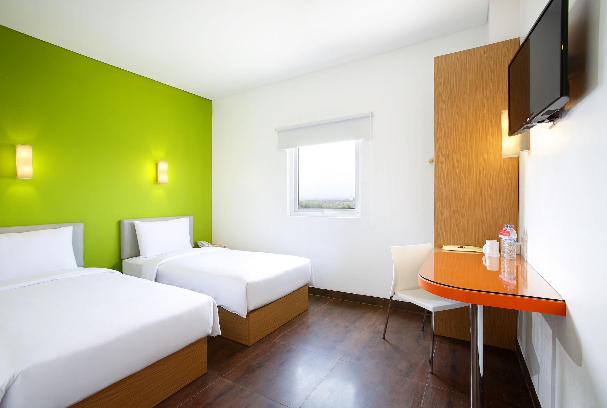 Amaris Hotel Ponorogo Exterior photo