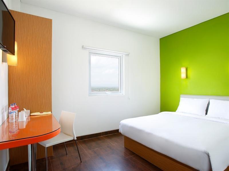 Amaris Hotel Ponorogo Exterior photo